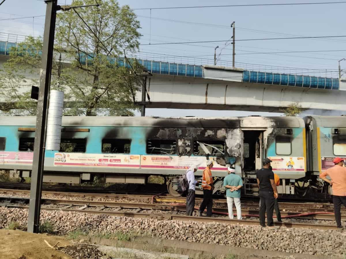 Taj Express Fire ताज एक्सप्रेस आग