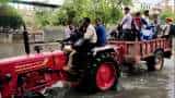 ‍Waterlogging in Delhi; Tractor Trolly Drivers helping Commuters to cross it in just 10 rupee