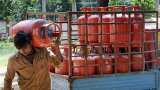 Gas Cylinder Delivery Boy to give safety Tips from Covid-19