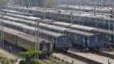 Indian Railways: ट्रेन में इमरजेंसी अलार्म चेन खींचने के जान लें नियम, वरना खानी पड़ सकती है जेल की हवा