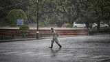 Weather Update: दिल्ली NCR में मौसम ने बदली करवट, कई इलाकों में हुई भारी बारिश, देखें वीडियो