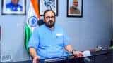central minister rajeev chandrashekhar stands with employees on moonlighting