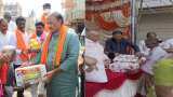 BJP MLA Aravind Limbavali and Congress MLA Ramalinga Reddy distributing pressure cookers among voters