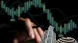 Stock Market Closing Highlights: शेयर बाजार हुआ क्रैश, निफ्टी 24,900 के नीचे फिसला- इन 6 वजहों से आई गिरावट Stock market today nifty weekly expiry sensex nifty today us china trade deal dow jones FIIs DIIs stocks in news