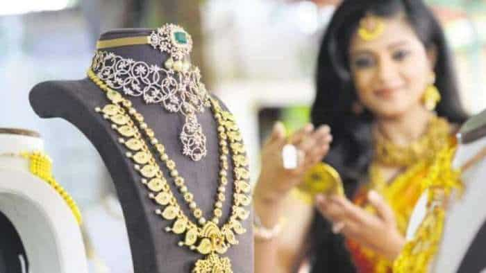 Gold rates down over 1500 rupee this week Opportunity to buy before diwali