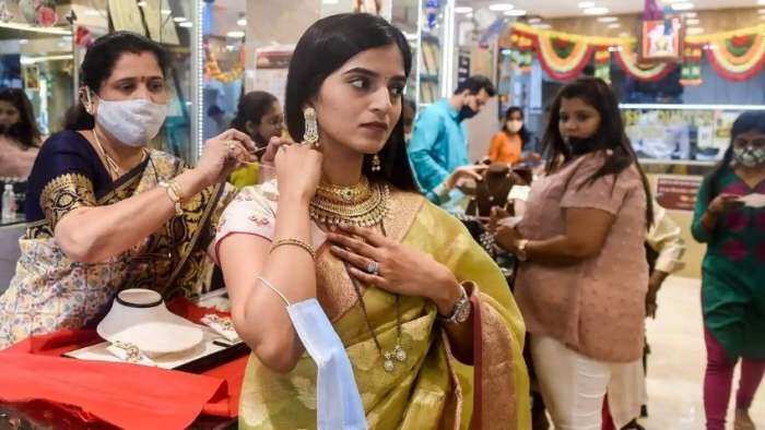 Gold and silver price falls today before dhanteras 2022 gold slips 40 rupees silver by RS 594