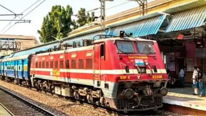  IRCTC indian railway offers passengers to get free food and  these facilities when train is late 