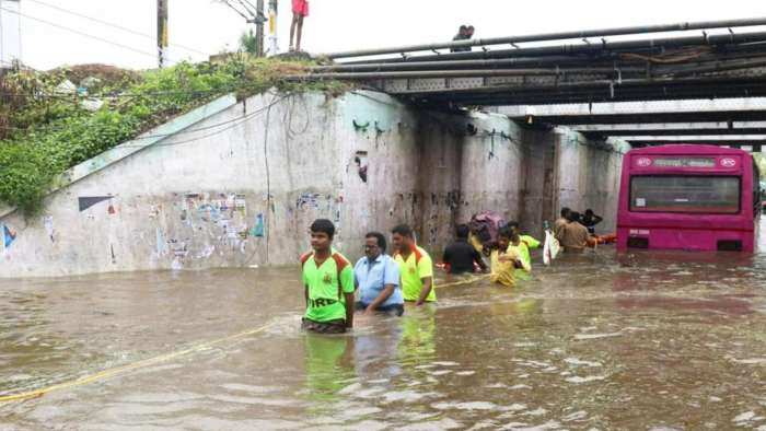 Chennai Rain: चेन्नई में बारिश के बाद पानी में डूबी बस, रस्सी के सहारे बाहर निकले यात्री