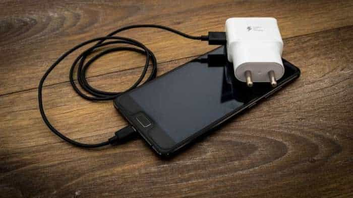 juice jacking beware of usb charger of laptop mobile phone at public charging station cyber fraud bank fraud alert details inside