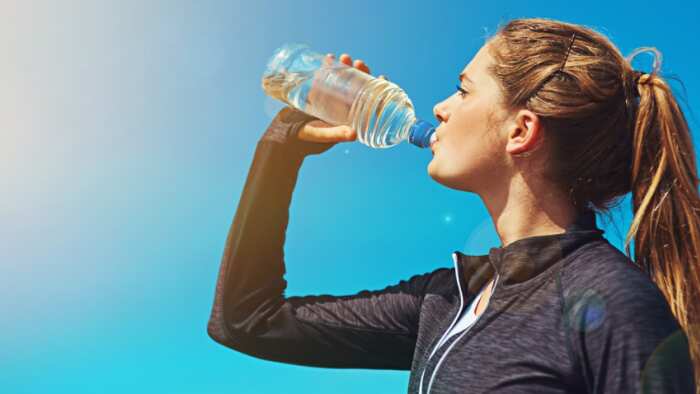 how to drink water correctly in a day according to ayurveda know rules process and right way in hindi