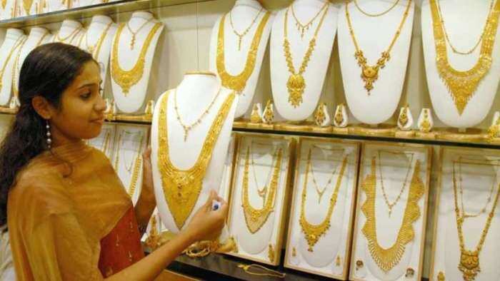 Gold Price Today 22th november 2022 sone ka bhav aaj spot gold gets cheaper as prices fall MCX gold silver trade in green