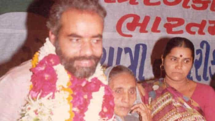 PM Modi mother heeraben modi only shared stage with him on 2 occasions see pictures narendra modi blog