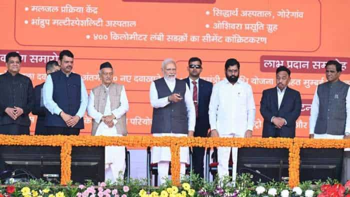 Mumbai Metro PM narendra modi launches 38,000 crore development projects travels in Mumbai Metro train lines 2a and 7 in mumbai route latest images