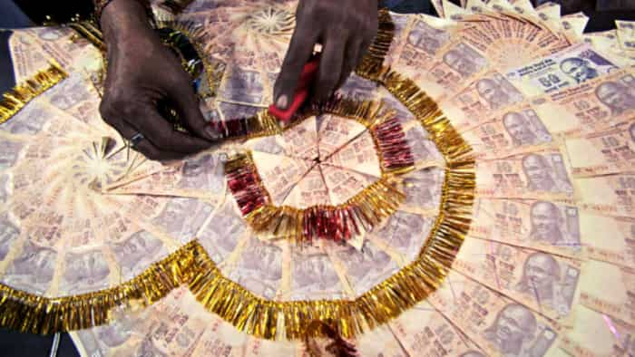 wedding in india currency note garland Reserve bank RBI rules wearing by groom in indian marriage