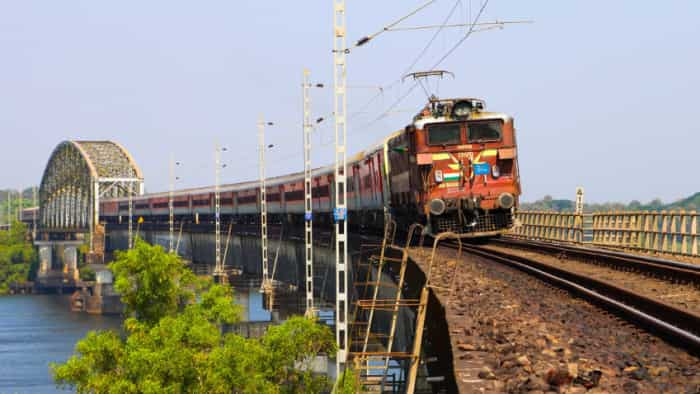 Indian Railways Bad news for passengers of UP Bihar madhya pradesh and jharkhand amid Holi now these 8 trains will remain cancel till April 28