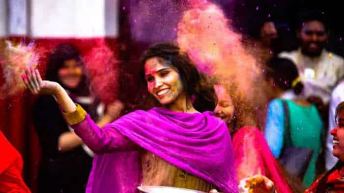 Holi 2023 Synthetic Colours can be harmful can cause skin disease cancer and Kidney problems