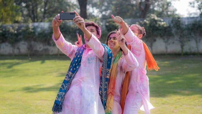 Holi 2023 protect your smartphone this holi with colors water what to do if your smartphone get wet tips and tricks