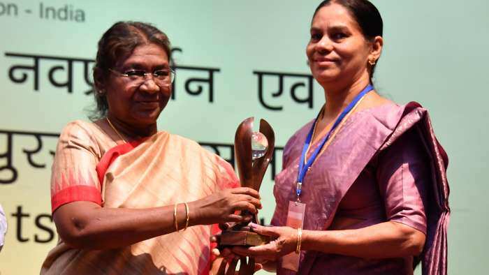 President Droupadi murmu distributed prizes to Rashtrapati Bhavan Cultural Centre National Grassroots Innovation and Outstanding Traditional Knowledge