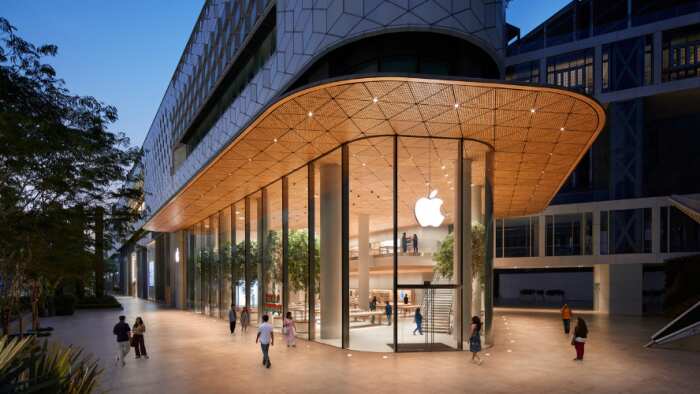 Apple Mumbai BKC Store Apple ceo tim cook shared picture with staff of first Apple store open in mumbai