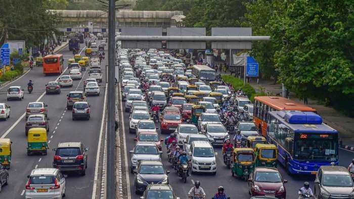 Premium Bus Service delhi government to soon launch AC shuttle bus on delhi roads wifi gps tracker arvind kejriwal