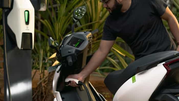 ather launched entry level electric scooter ather 450s 90 km per hour top speed compete with ola tvs