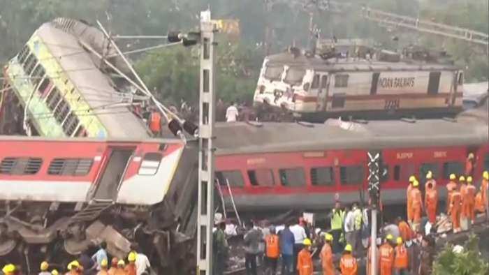 Coromandel Express Train Accident: ओडिशा रेल हादसे के बाद 43 ट्रेनें रद्द, 38 के रूट बदले गए, एक दिन का राजकीय शोक