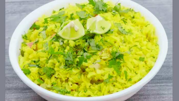 World famous indori poha unknown interesting story poha traditional dish of Maharashtra and Marwari people how it reach indore World Poha Day