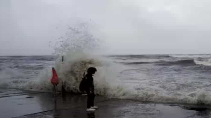 IMD alert for heavy rain and storm Biporjoy Cyclone may hit these areas of Gujarat on thursday 67 trains cancelled latest updates