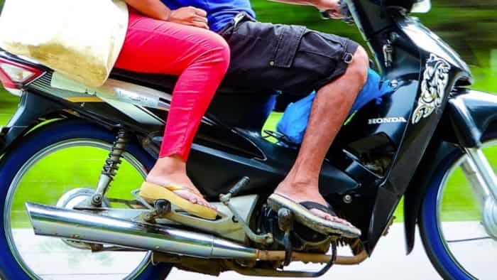 bike riding while wearing chappal or slippes may invite traffic challan to you of 1000 rs know this motor vehicle act rule 