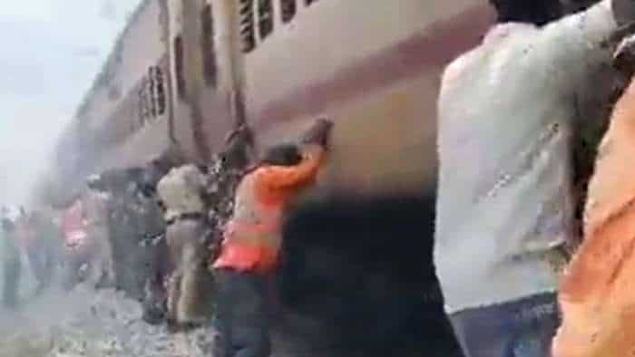 Indian Railways Viral Video armed forces push to start train know pib fact check falaknuma express