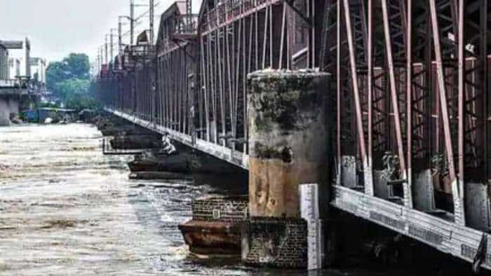 Delhi Old Railway Bridge Yamuna swells further in Delhi Old Railway Bridge shut for traffic delhi heavy rain monsoon alert