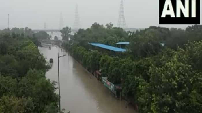 delhi flooded area water level in yamuna reaches 208 meter delhi traffic police issue advisory before travelling 