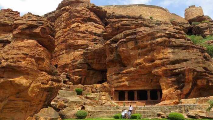 bhimbetka caves rock shelters like Bryce Canyon america is in madhya pradesh listed in unesco heritage site best place to visit in india