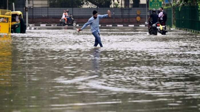 Delhi traffic police issue advisory due to rising water level of Yamuna traffic regulations are effective on certain roads