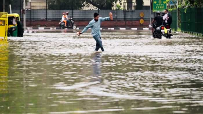 Delhi Flood yamuna river overflow Water logging situation in many areas of Delhi imd rain forecast for today watch this video before going anywhere