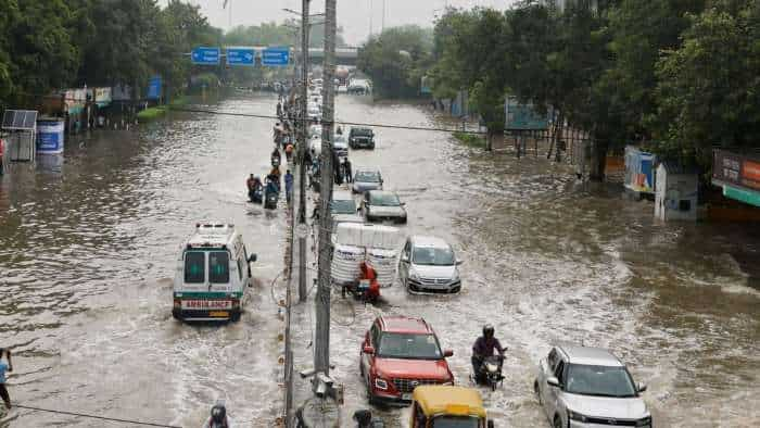 Delhi Flood Updates Yamuna water level drops to 206.02 metres waterlogging situation improve check latest updates