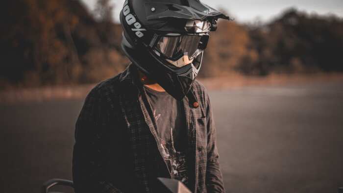 helmet clean tips at home to remove dust and odour smell from helmet during humidity and summer 