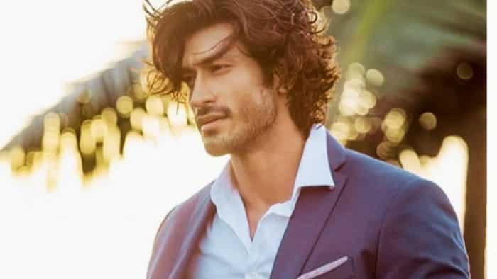 Bollywood action star Vidyut Jammwal was seen travelling in mumbai metro now the picture is going viral