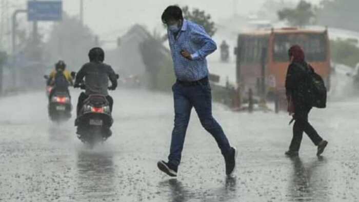 Traffic Alert Due to rising water levels in Yamuna the old railway bridge in Delhi closed for train traffic