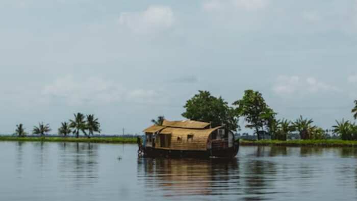 houseboat of kerala interesting story history how kettuvallam convert as houseboat difference between houseboat and shikara