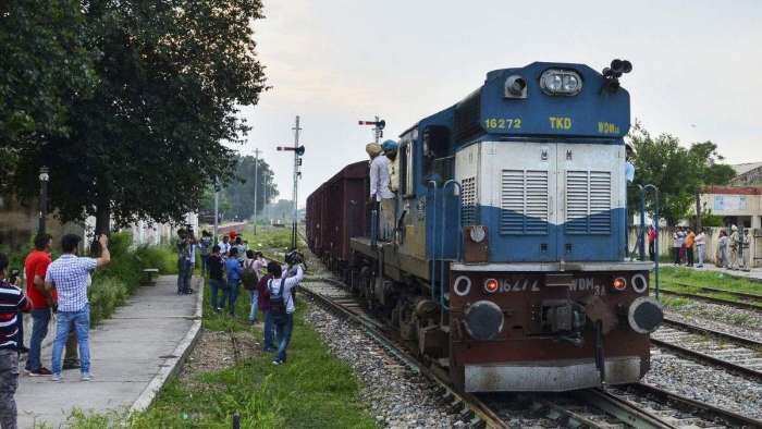 ARME Train is the highest Priority Train of Indian Railways know why rajdhani and shatabdi train stops