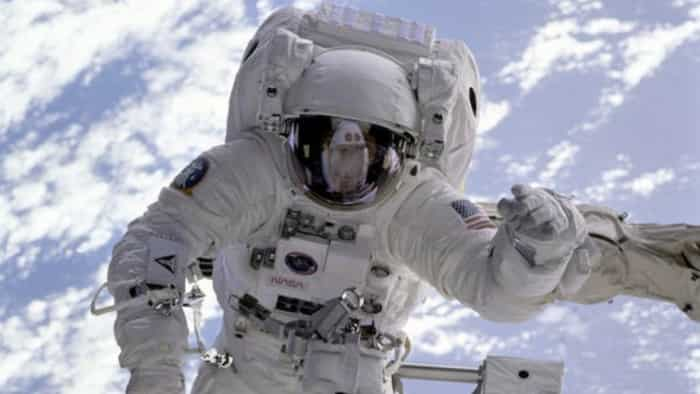 How to become astronaut know astronaut courses colleges for study Salary of Astronaut in India and eligibility