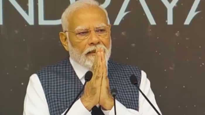 PM Narendra Modi met ISRO scientists in Bengaluru congratulated again for the successful landing of Chandrayaan-3 latest updates