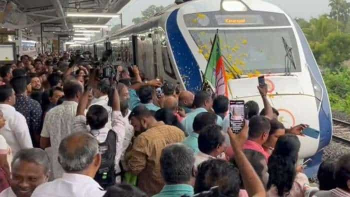 Sabarimala pilgrims Vande Bharat Train in Chengannur Kerala Kasaragod Thiruvananthapuram Vande Bharat Express 