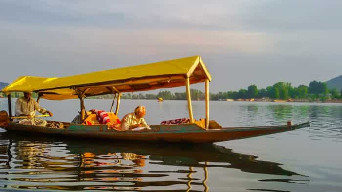 Srinagar Travel Tips Plan to visit Srinagar on New Year know the best place to stay and budget