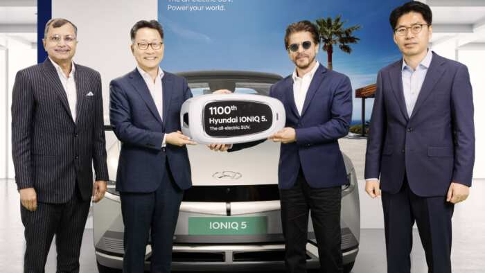 shah rukh khan buy first electric car hyundai ioniq 5 worth rs 45 lakh celebrating 25 year anniversary with hyundai