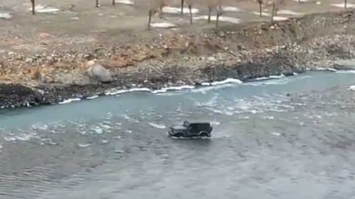 mahindra thar cross over chandra river in himachal pradesh to save from jam police fine with 3500 rs check details