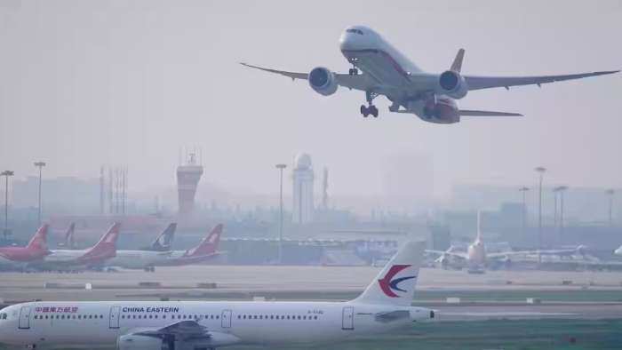 dense fog  increased Difficulty for passengers about 80 flights and many trains delayed in Delhi