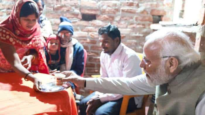 PM Narendra Modi Meets 10th crore Beneficiary of Ujjawal Yojna During Ayodhya Visit