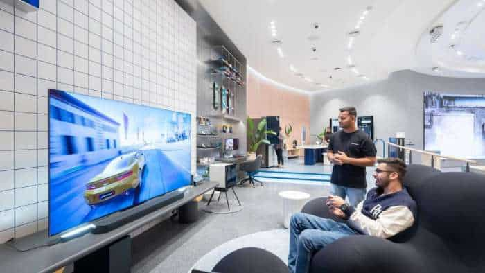 Samsung BKC Lifestyle Experience Store opens in jio world plaza mumbai AI Enabled offers online to offline